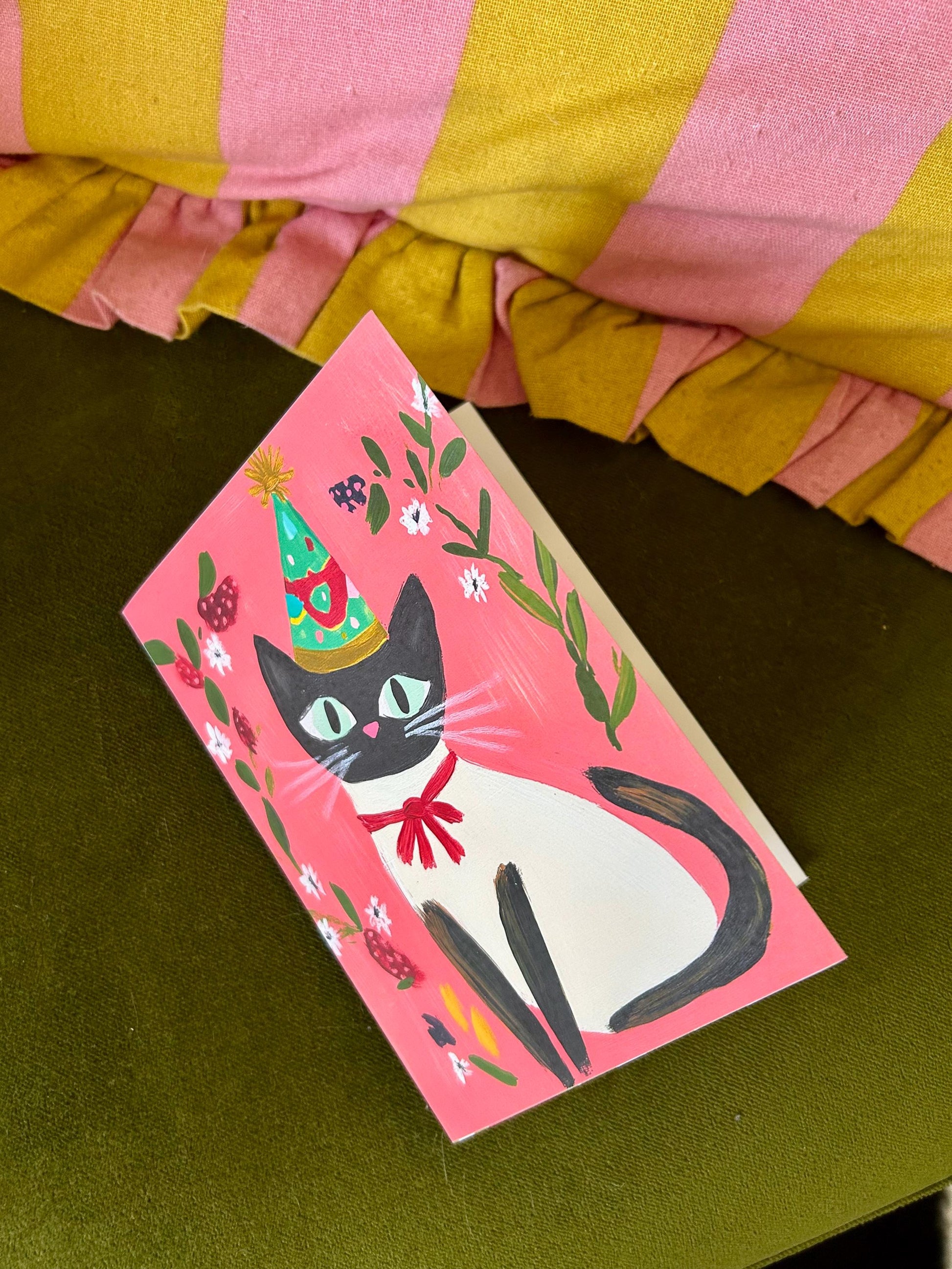 Carte anniversaire chat noir A6 – illustration festive avec chapeau, ruban rouge et fleurs – papeterie mignonne