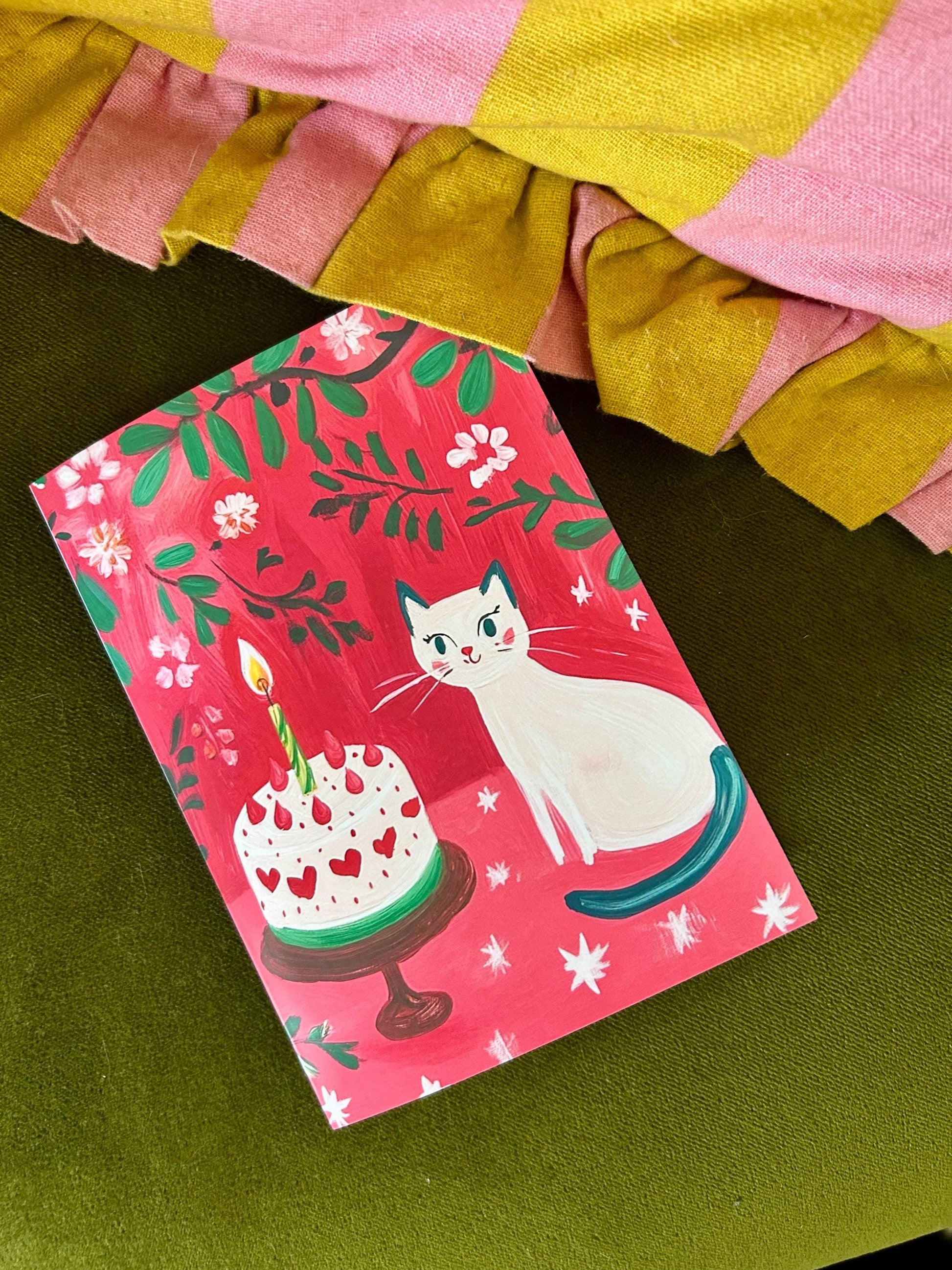 Carte anniversaire chat blanc  – illustration festive avec gâteau, cœurs et fleurs – papeterie joyeuse et poétique - A6