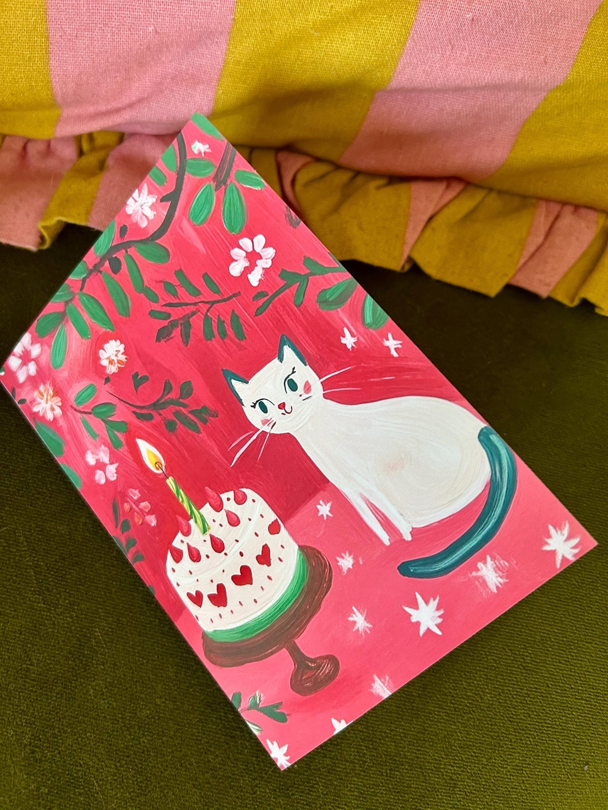 Carte anniversaire chat blanc  – illustration festive avec gâteau, cœurs et fleurs – papeterie joyeuse et poétique - A6