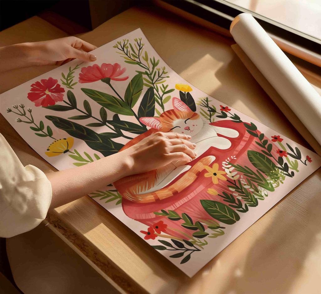 Illustration Le chat roux – Décoration murale florale avec un chat rêveur et un paysage naturel chaleureux – « Le jardin rêveur du chat roux » – Papier haut de gamme