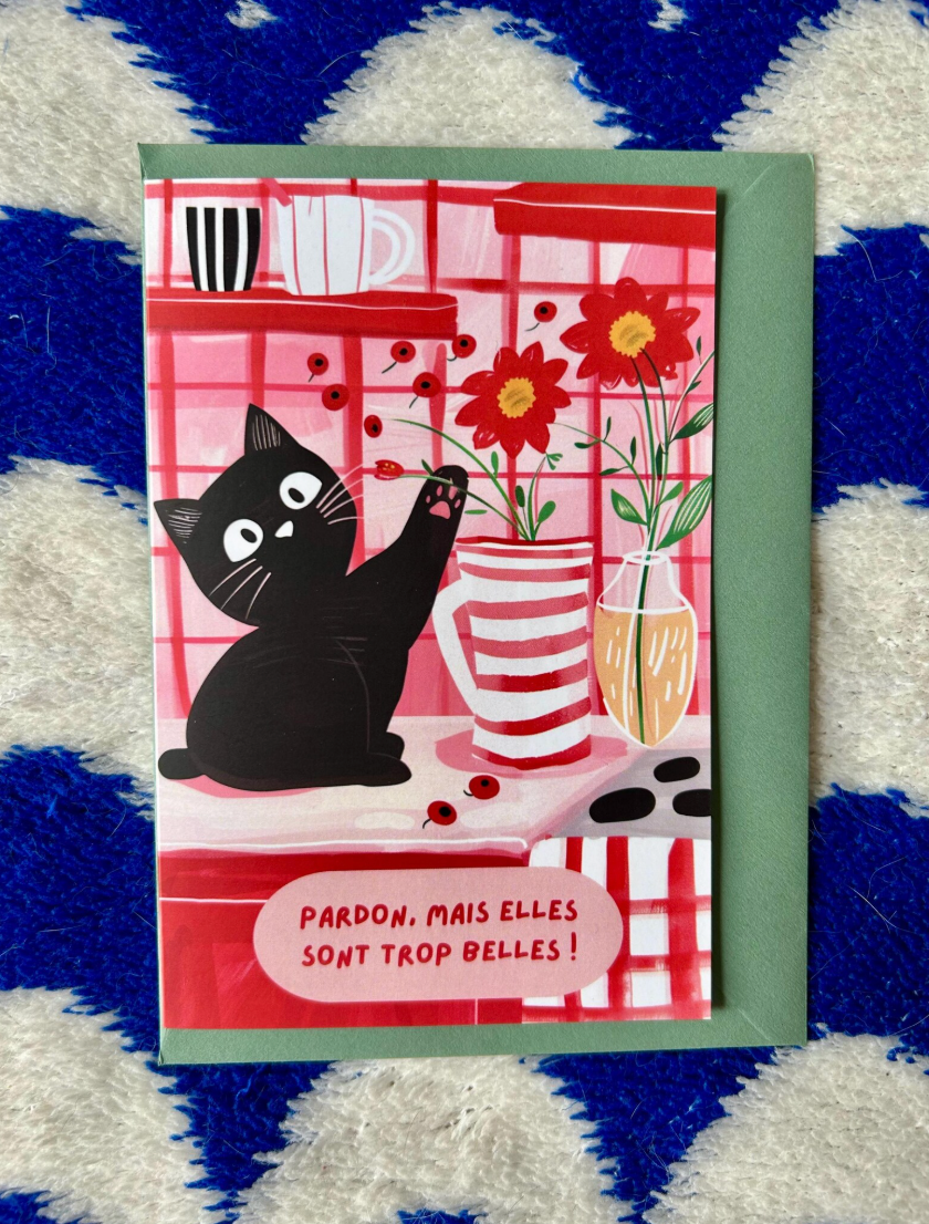 Carte de voeux chat drôle "pardon, mais elles sont trop belles !" – Chat noir dans la cuisine et fleurs rouges, papier premium, idée cadeau