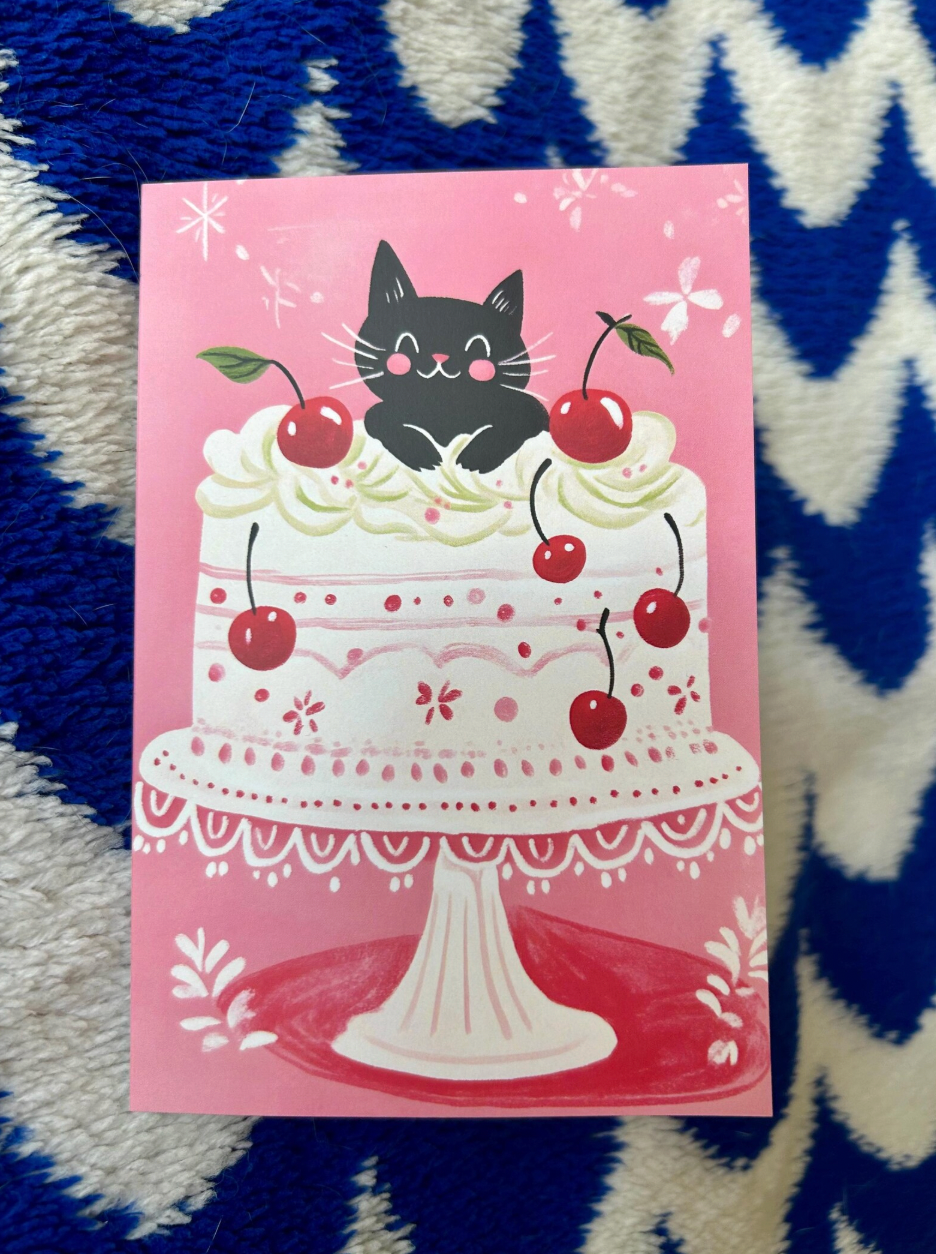 Carte d’anniversaire chat nori pliable – "Le chat malicieux et son gâteau aux cerises" – Carte A6 - papier premium