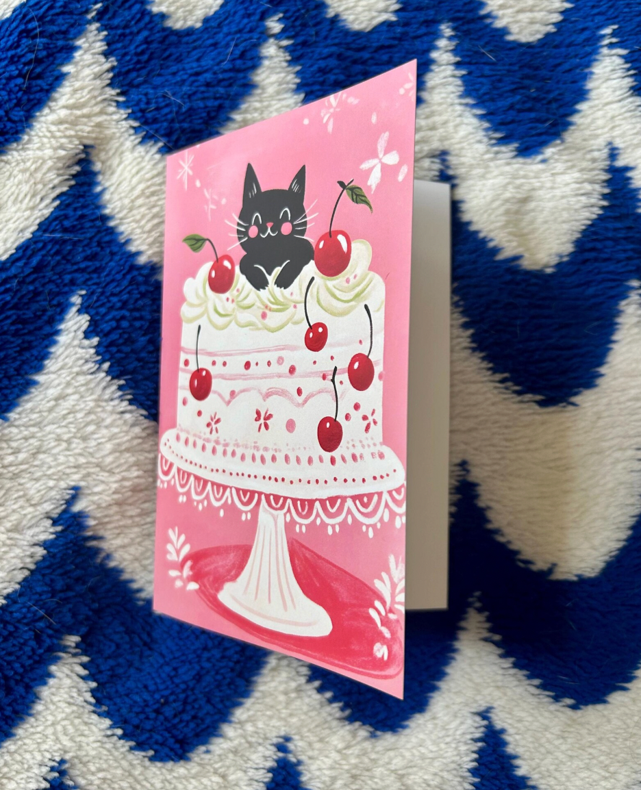 Carte d’anniversaire chat nori pliable – "Le chat malicieux et son gâteau aux cerises" – Carte A6 - papier premium