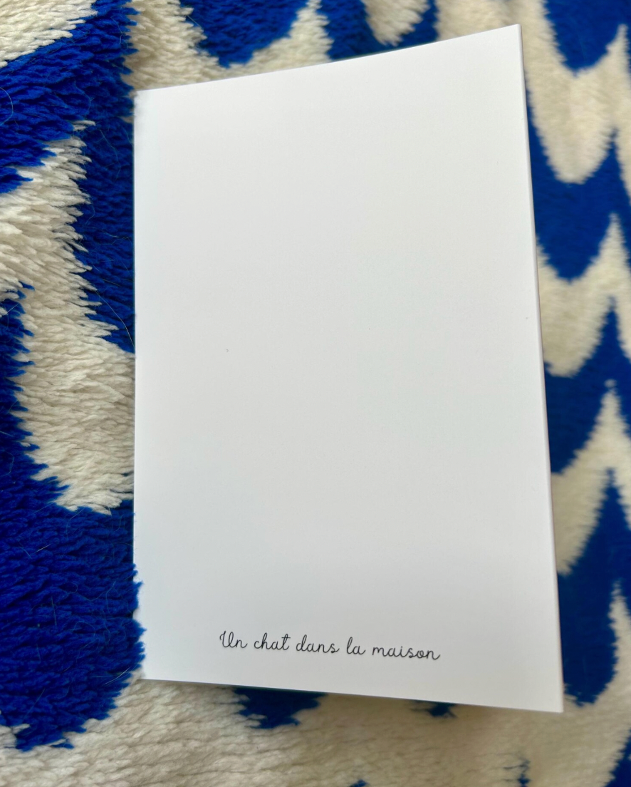 Carte d’anniversaire chat nori pliable – "Le chat malicieux et son gâteau aux cerises" – Carte A6 - papier premium