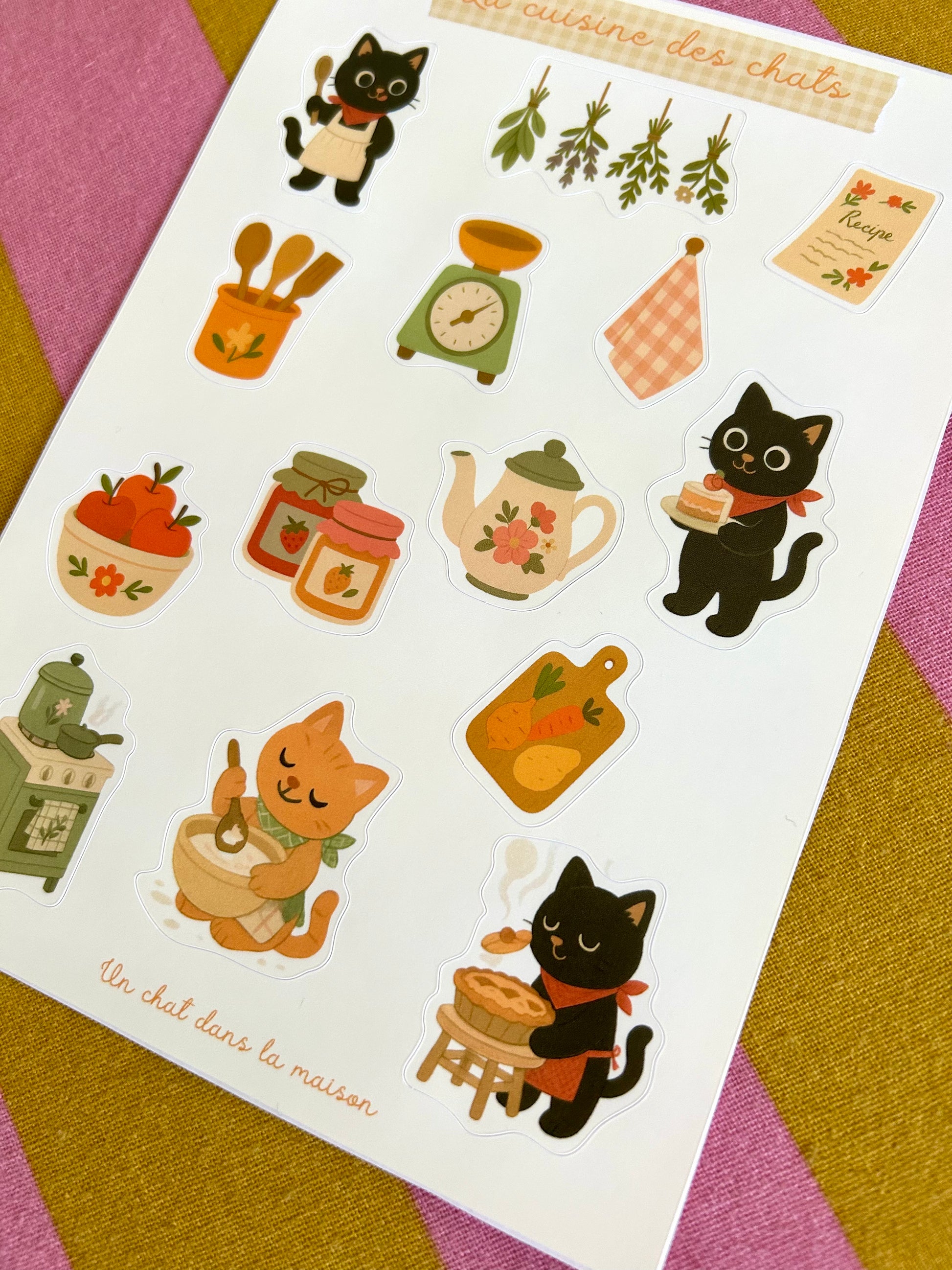 Planche stickers alphabet patchwork A5 - collection "Été tendre" - Scènes de cuisine cosy, chat noir & chat roux