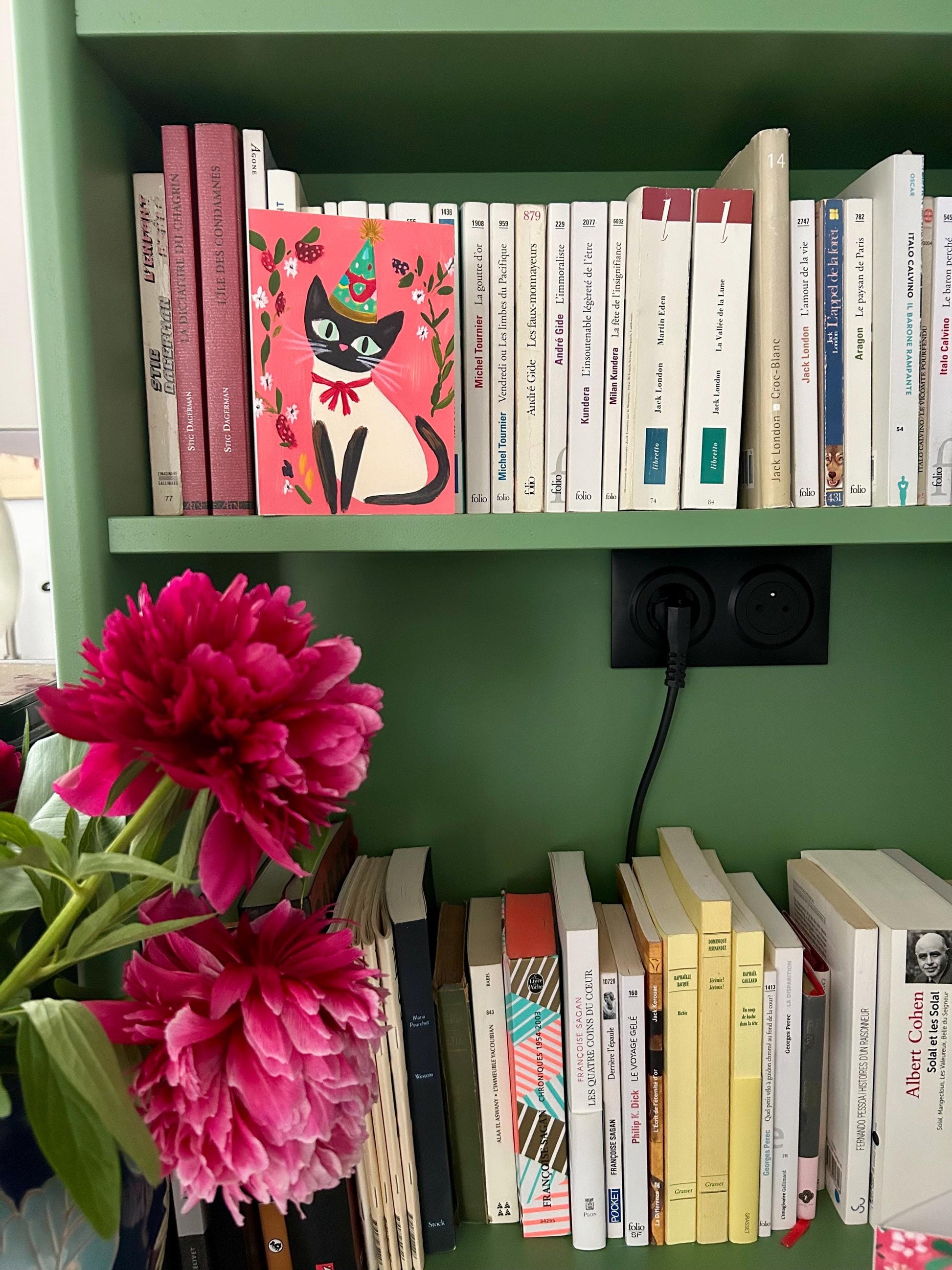 Carte anniversaire chat noir A6 – illustration festive avec chapeau, ruban rouge et fleurs – papeterie mignonne