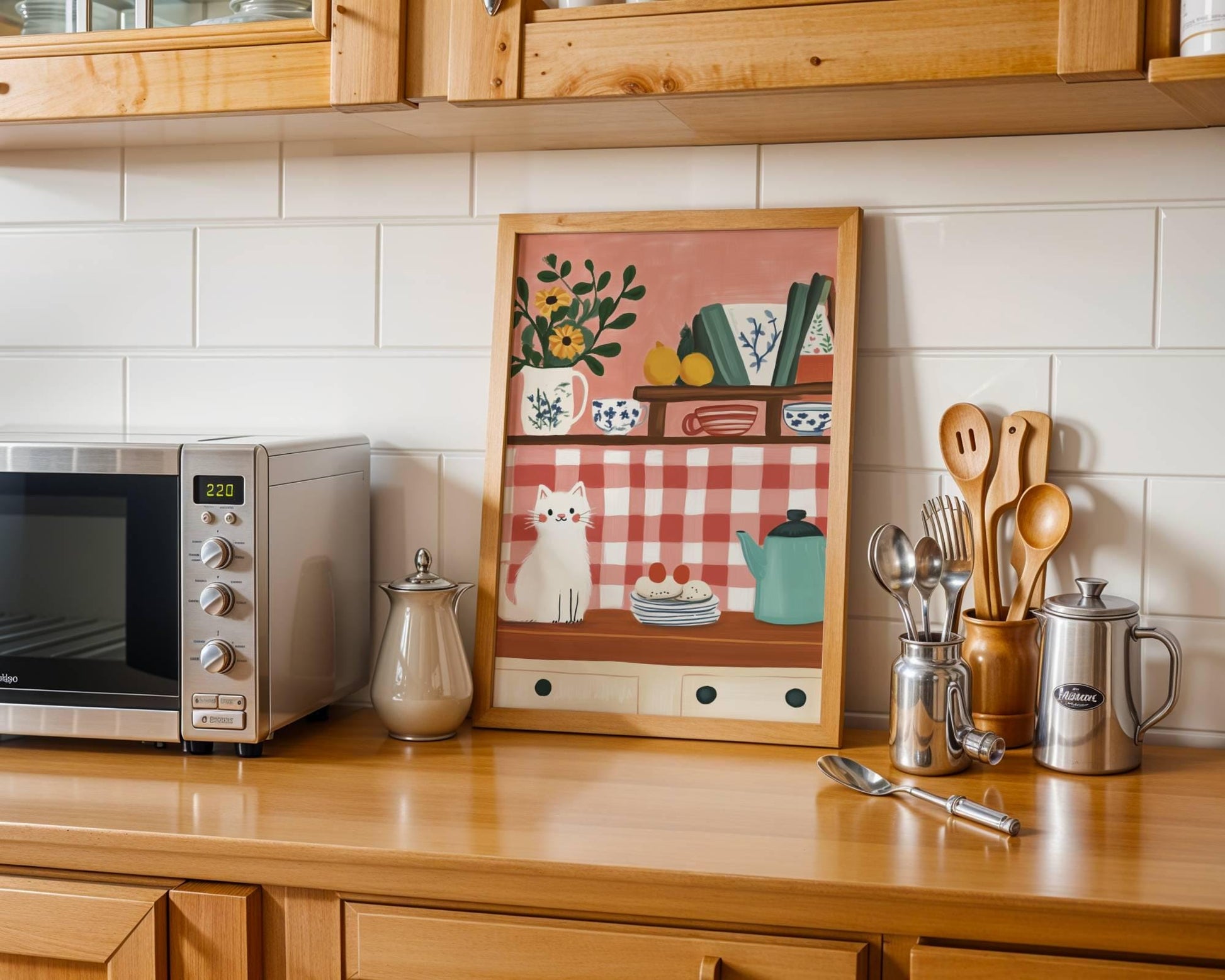 Illustration chat blanc dans sa cuisine cottagecore  et vaisselle vintage – affiche murale cosy pour cuisine - papier premium - idée cadeau